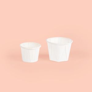 Witte papieren cups